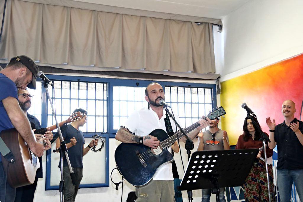 La band che si è esibita alle Sughere: alla voce e chitarra, Luca Lupo (Marzi/Pentafoto)