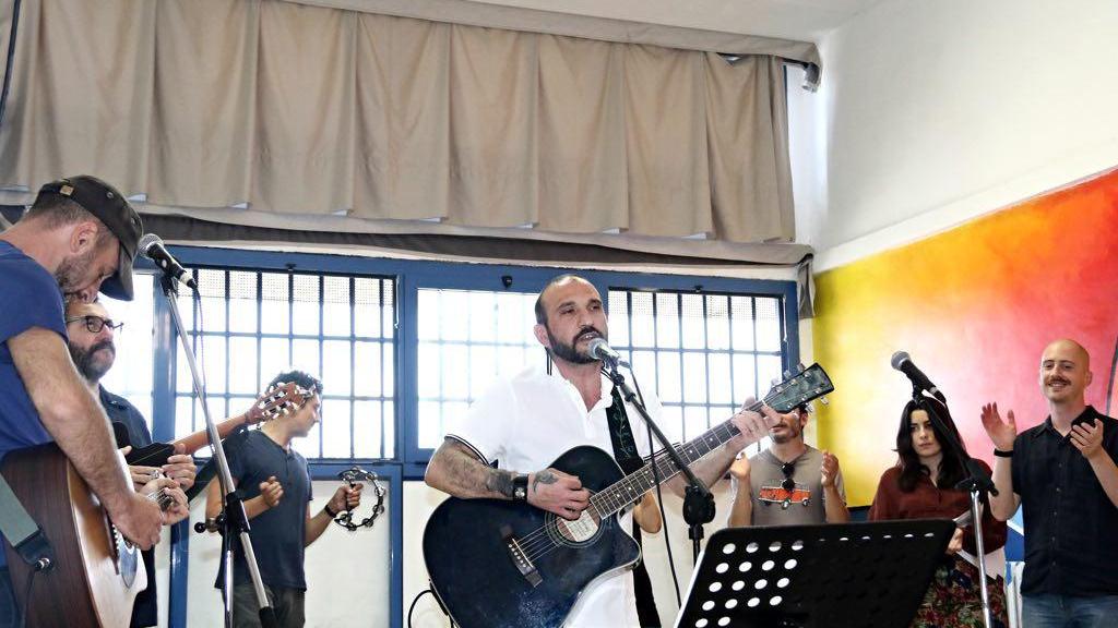 La band che si è esibita alle Sughere: alla voce e chitarra, Luca Lupo (Marzi/Pentafoto)