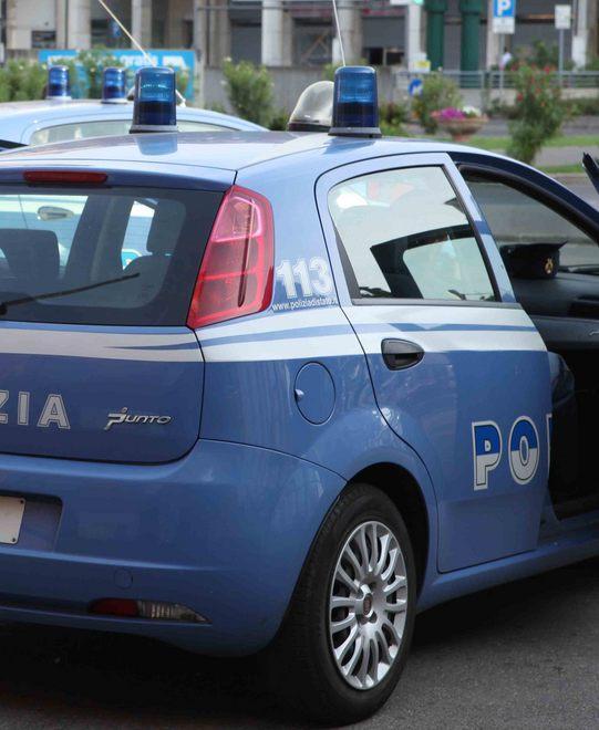 Reggio Emilia, orologio d’oro strappato a un passante 