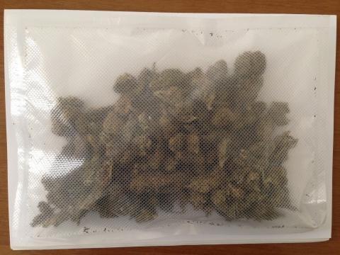 Il sacchetto con la marijuana sequestrata