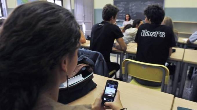 Lui la lascia e invia agli amici le foto intime di lei su whatsapp 