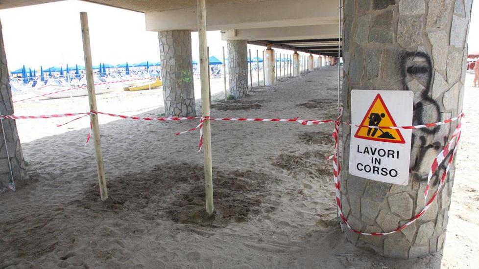 A Pietrasanta torna la rete anti-bivacchi al pontile