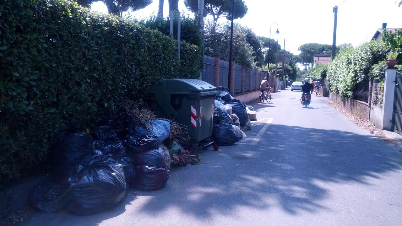 Rifiuti a Cinquale (foto di archivio)