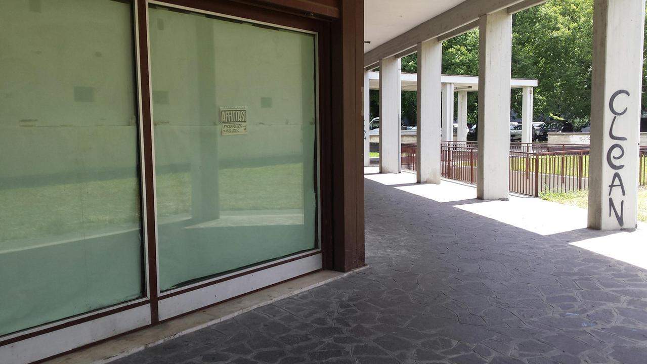 Reggio Emilia: sotto il palazzo lo zaino con una pistola