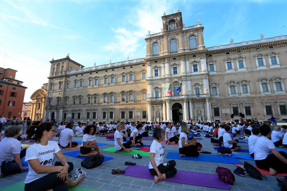 Modena, martedì yoga all'alba e al tramonto in piazza Roma