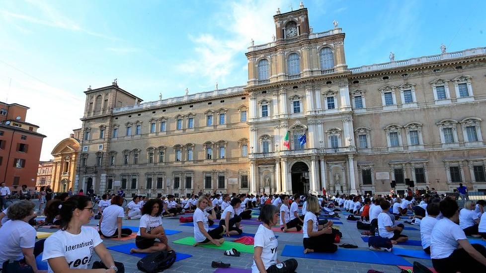 Modena, martedì yoga all'alba e al tramonto in piazza Roma