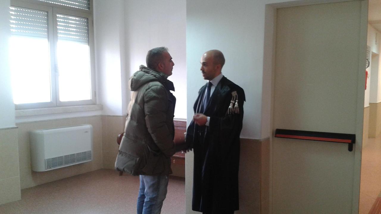 Il tecnico Roberto Deiana con il suo avvocato Francesco Lai