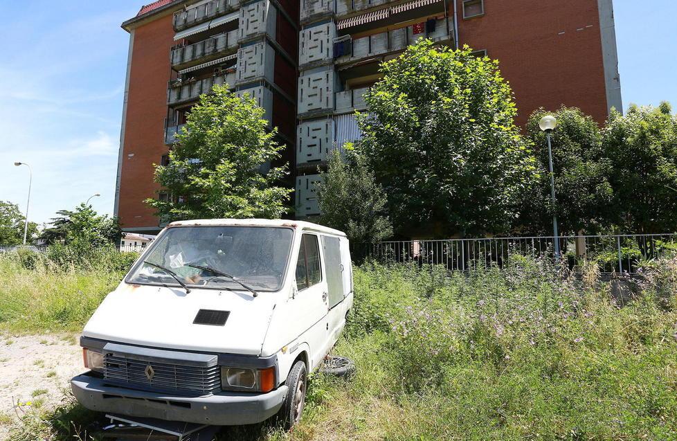 Famiglie ostaggio di amianto, rifiuti e carcasse di auto 