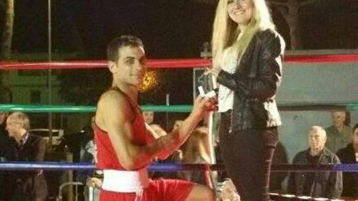Sul ring il pugile innamorato chiede la mano alla fidanzata