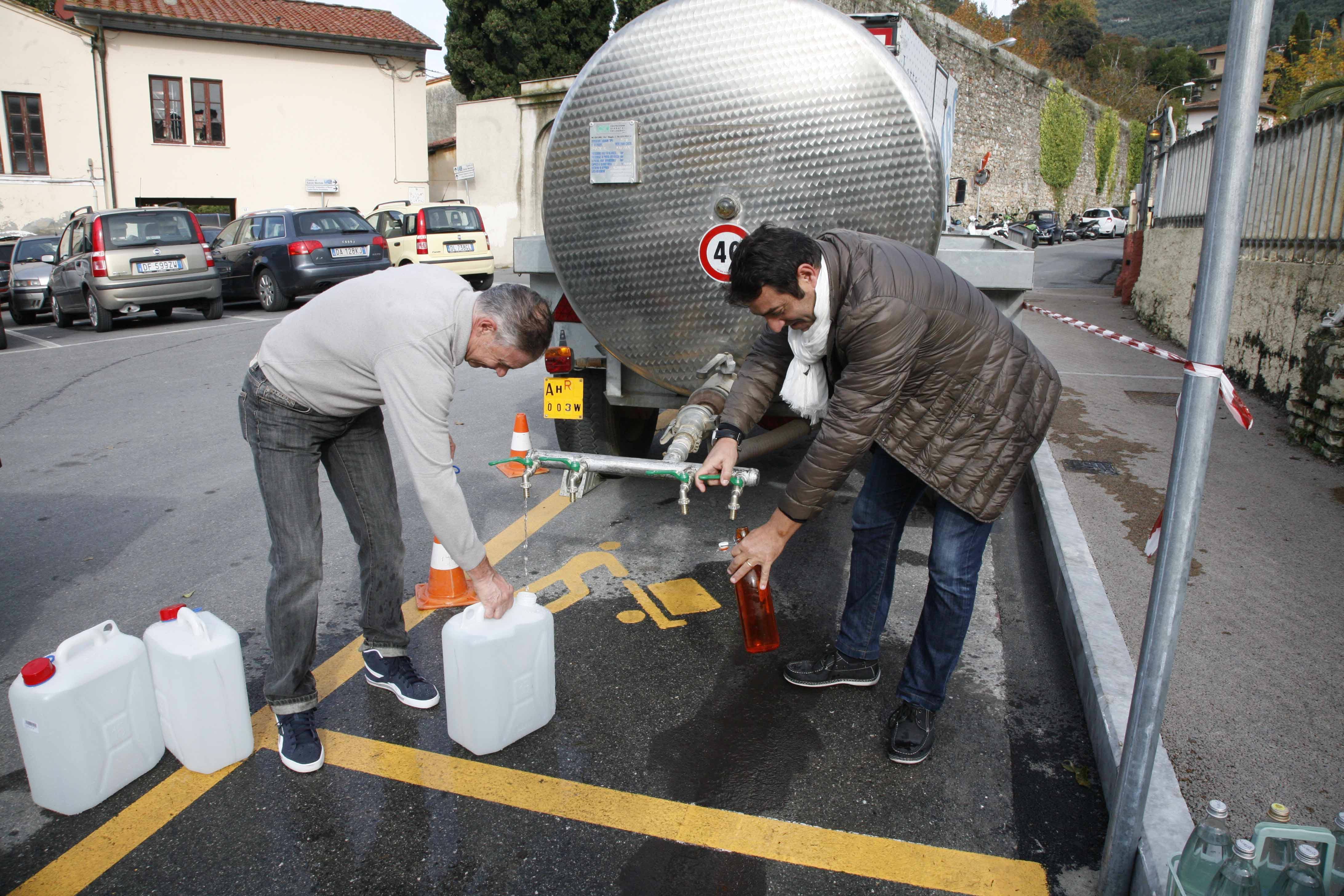 Le cisterne per la distribuzione dell'acqua utilizzate durante l'emergenza tallio a Pietrasanta