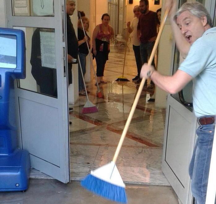 Si rompe un tubo, allagata l’Anagrafe