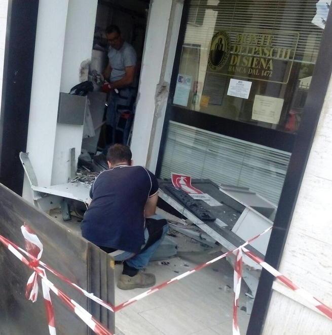 Fanno saltare il bancomat ma scappano a mani vuote 