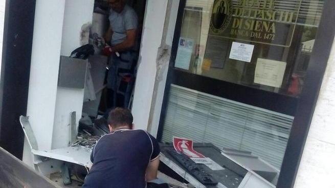 Fanno saltare il bancomat ma scappano a mani vuote