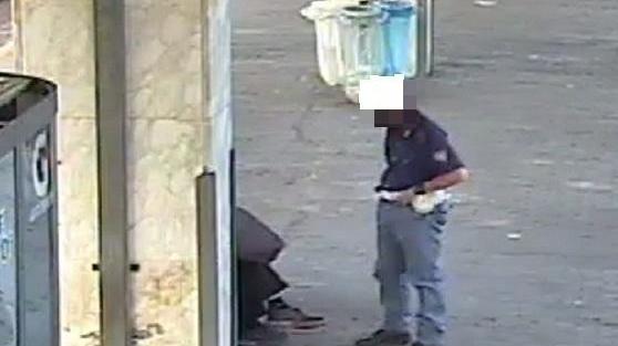 Prende telefonino dallo zaino denunciato un lucchese di 38 anni
