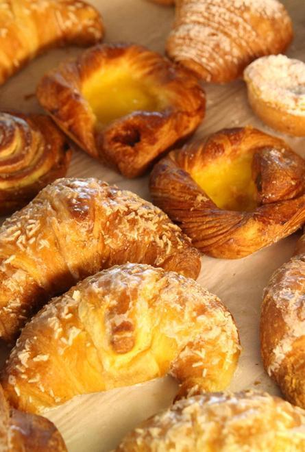 Ladri golosi rubano vassoio da 50 paste davanti a un bar