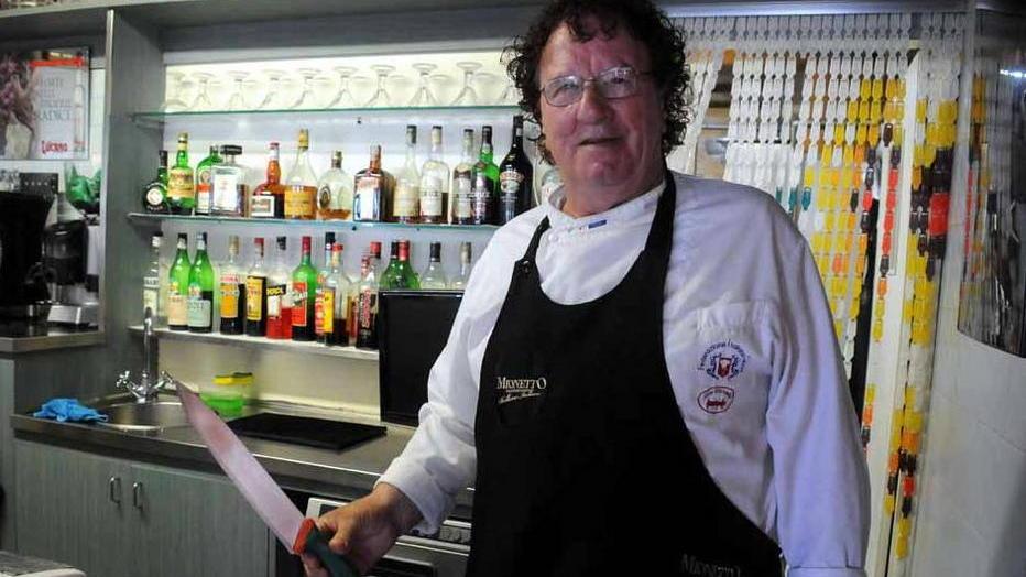 Ristoratore scaccia i rapinatori col coltello