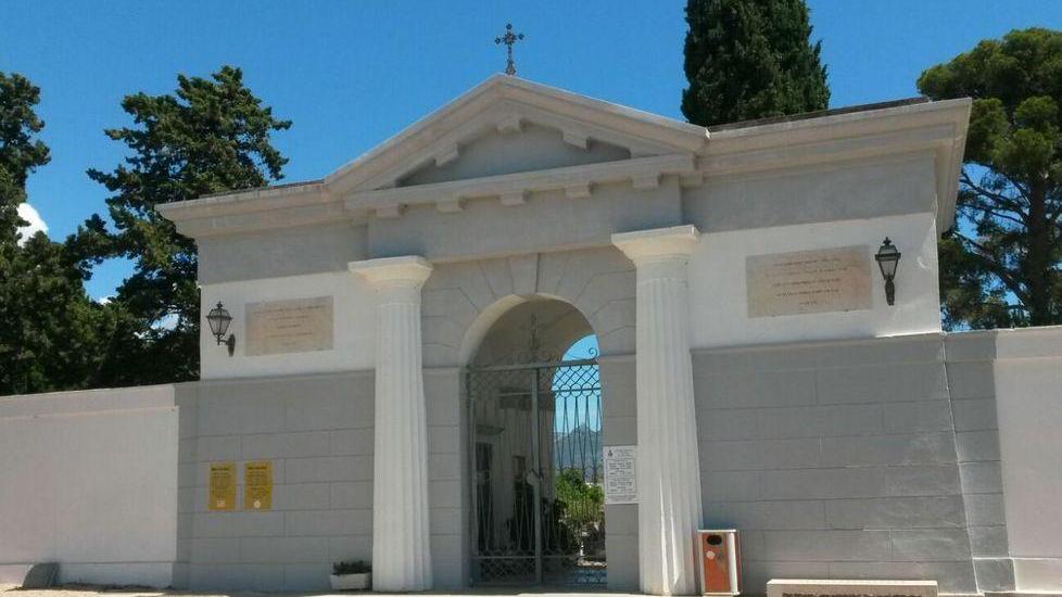 Una petizione popolare per il custode del cimitero