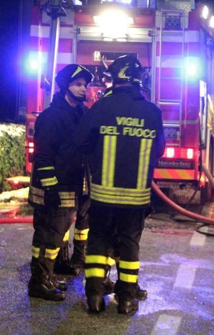 Incendio nel capannone della Ballarini Mobili 