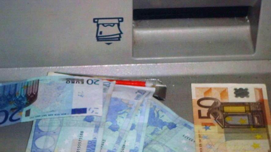 Ruba un portafoglio da un’auto e preleva 500 euro al bancomat