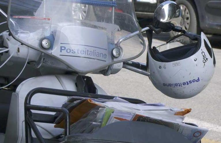 Tornano le selezioni per i postini, centinaia di assunzioni