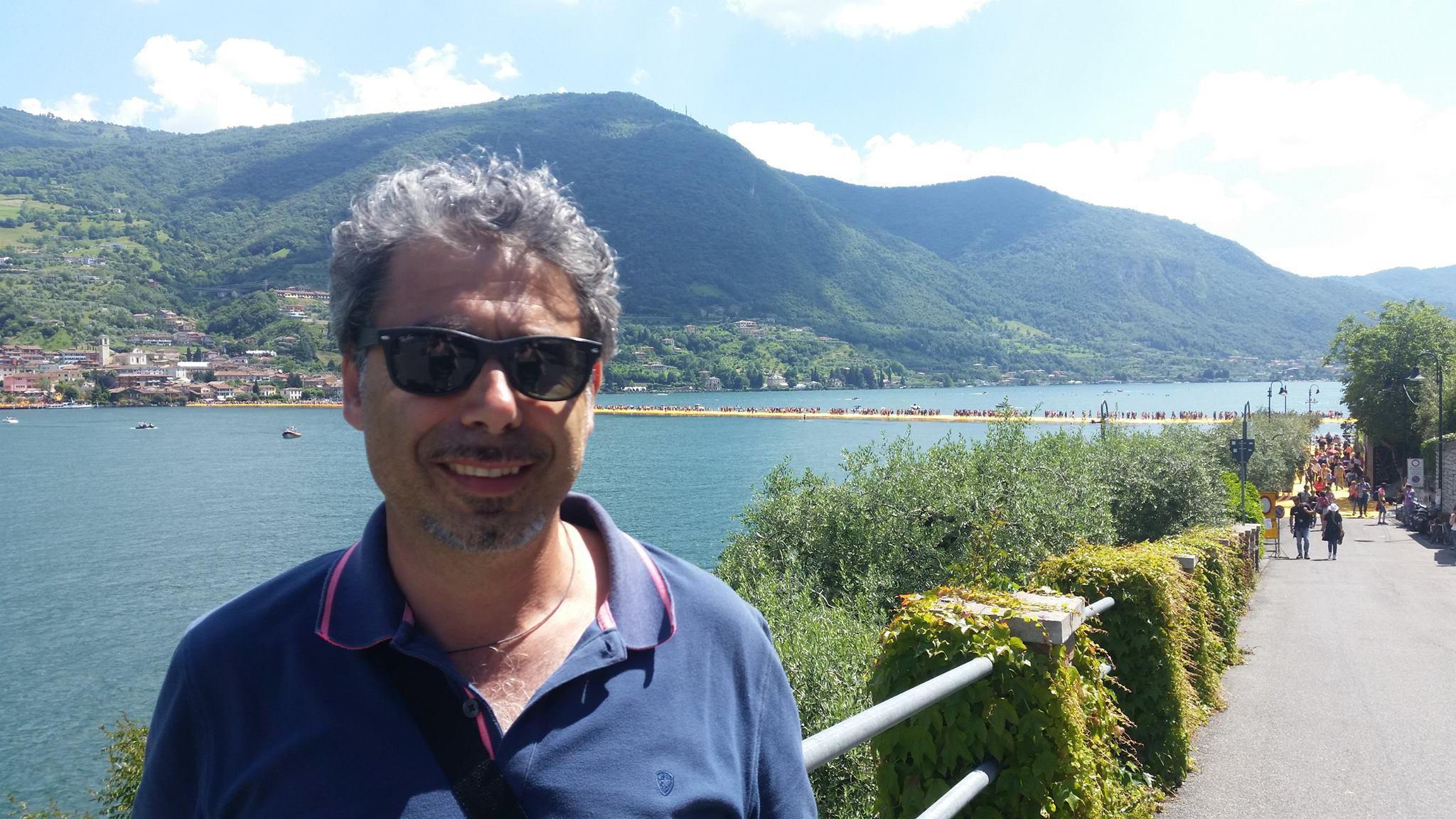 Giacomo Schiavi della Eurolab con alle spalle il Floating Piers di Christo
