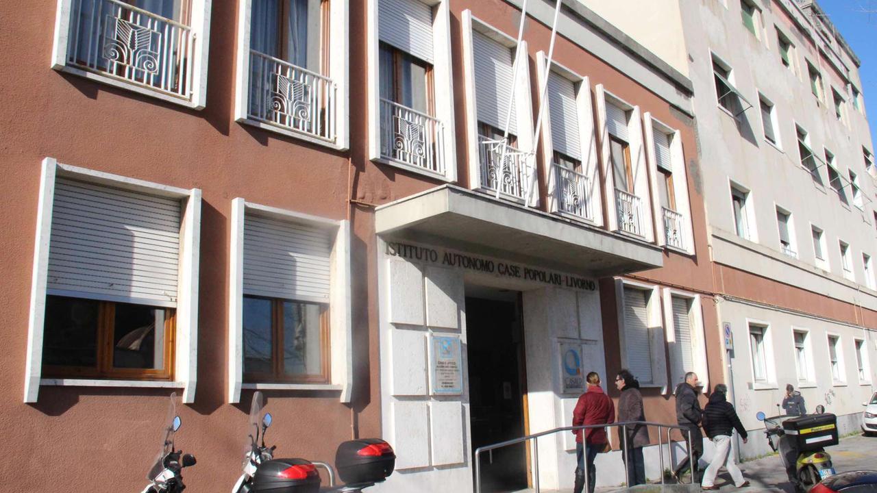 Va via da casa, torna e la trova occupata