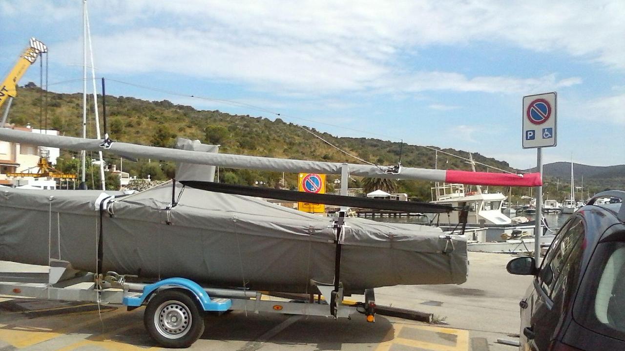Uno dei carrelli con la barca sugli stalli dei disabili a Talamone
