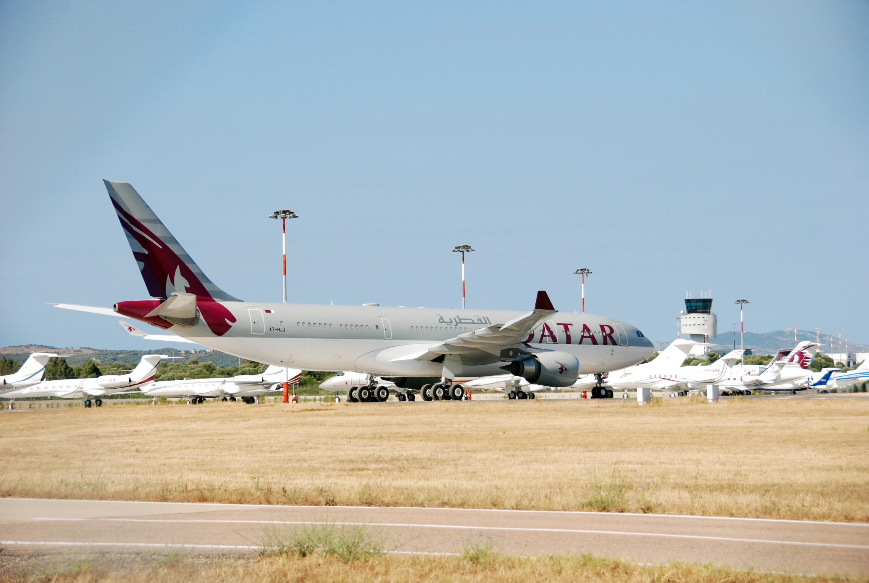 Un aereo di Qatar Airways all'aeroporto di Olbia (Foto Gavino Sanna)