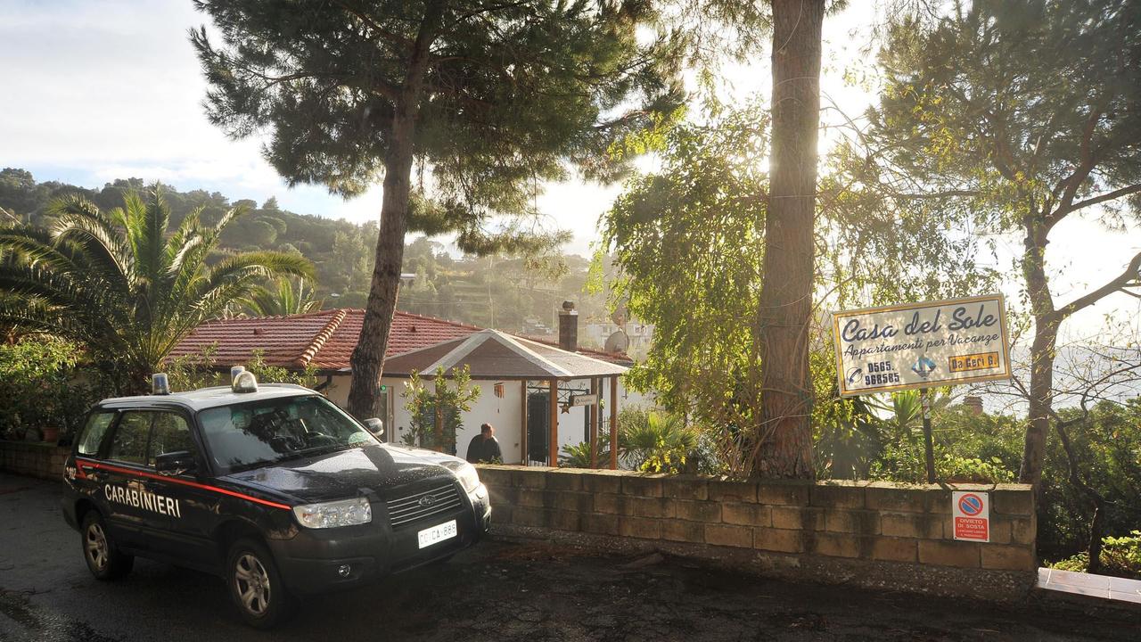 I carabinieri davanti alla villa di Pareti poco dopo la rapina
