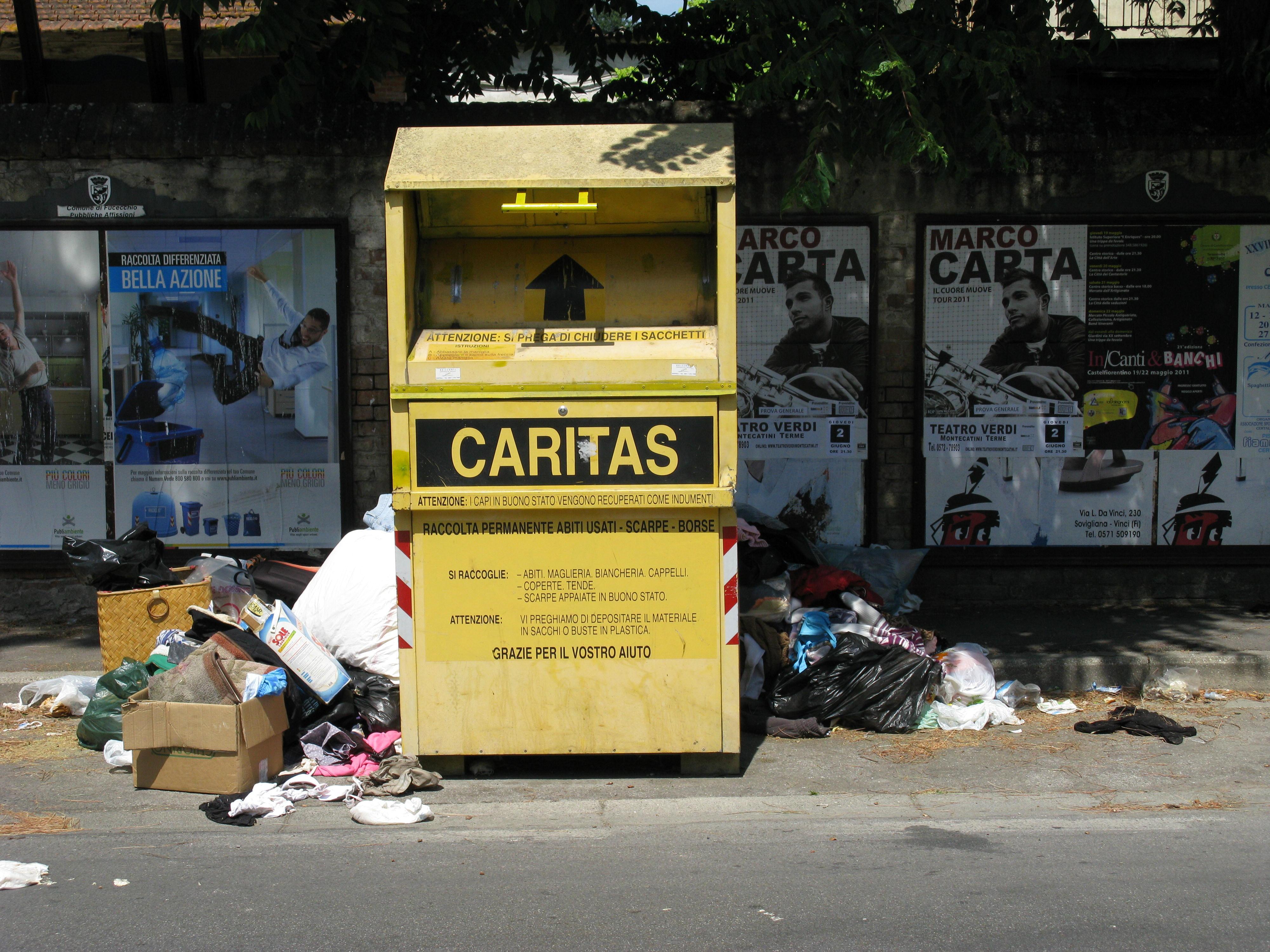 Un cassonetto della Caritas
