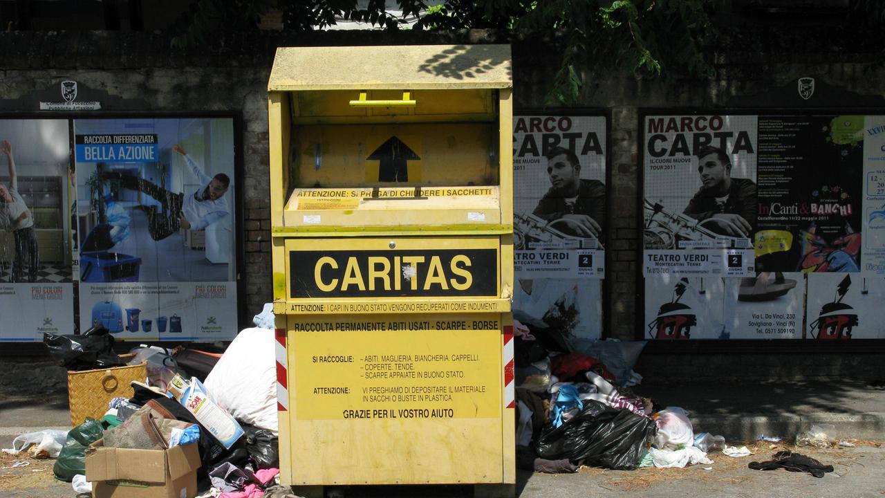 Un cassonetto della Caritas