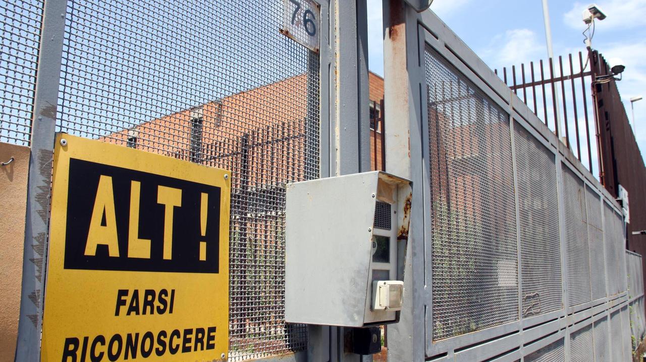 Il cancello del carcere della Dogaia
