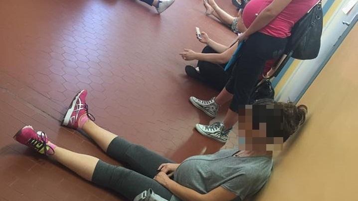 Le donne in gravidanza costrette a sedere per terra (Foto dal gruppo Facebook "Sei lucchese se...")