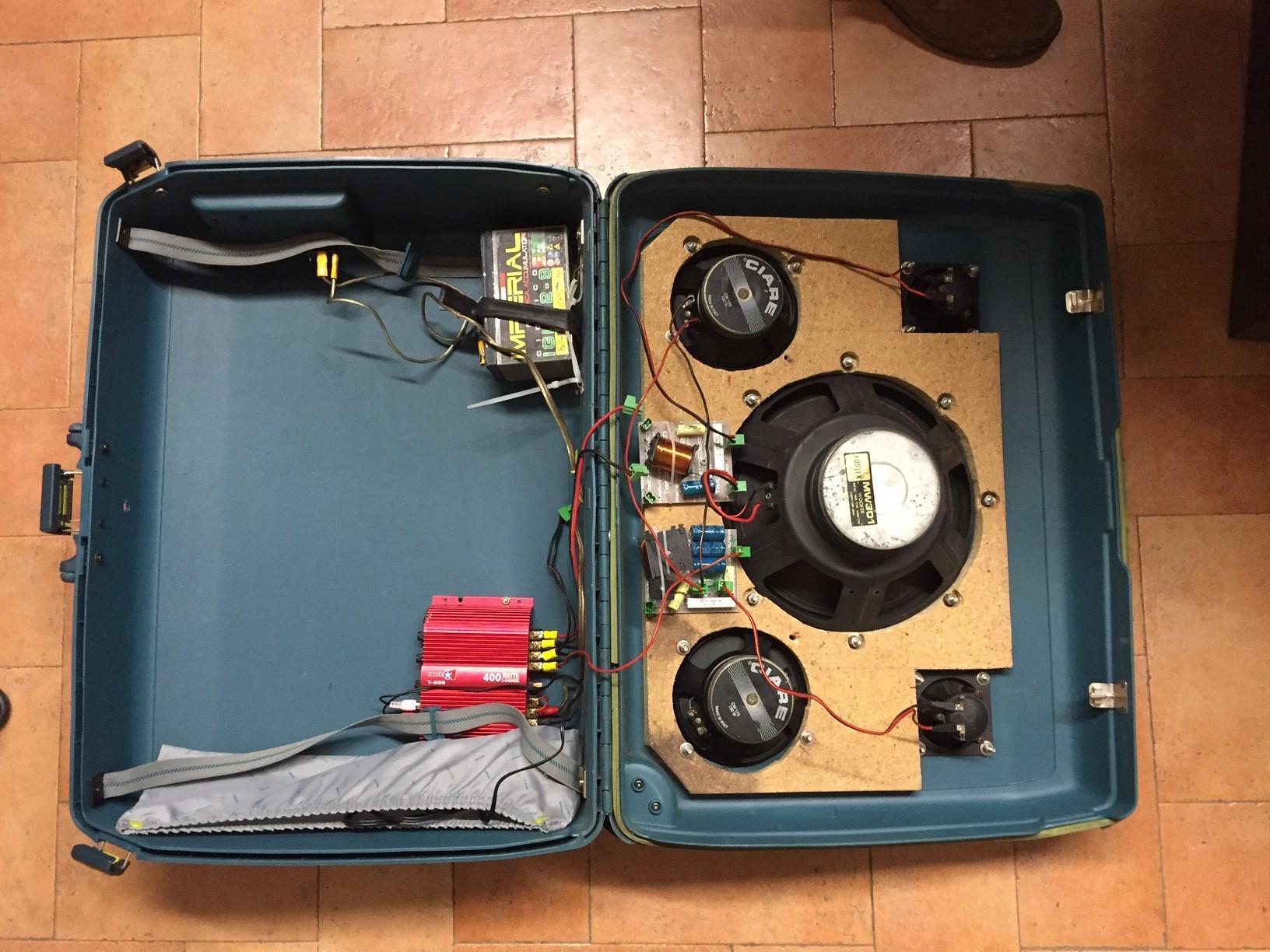 La valigia riadattata a consolle per dj