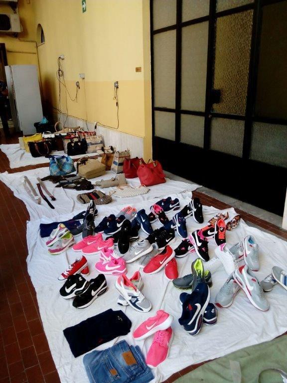Parte della merce sequestrata dai carabinieri in via Paparelli