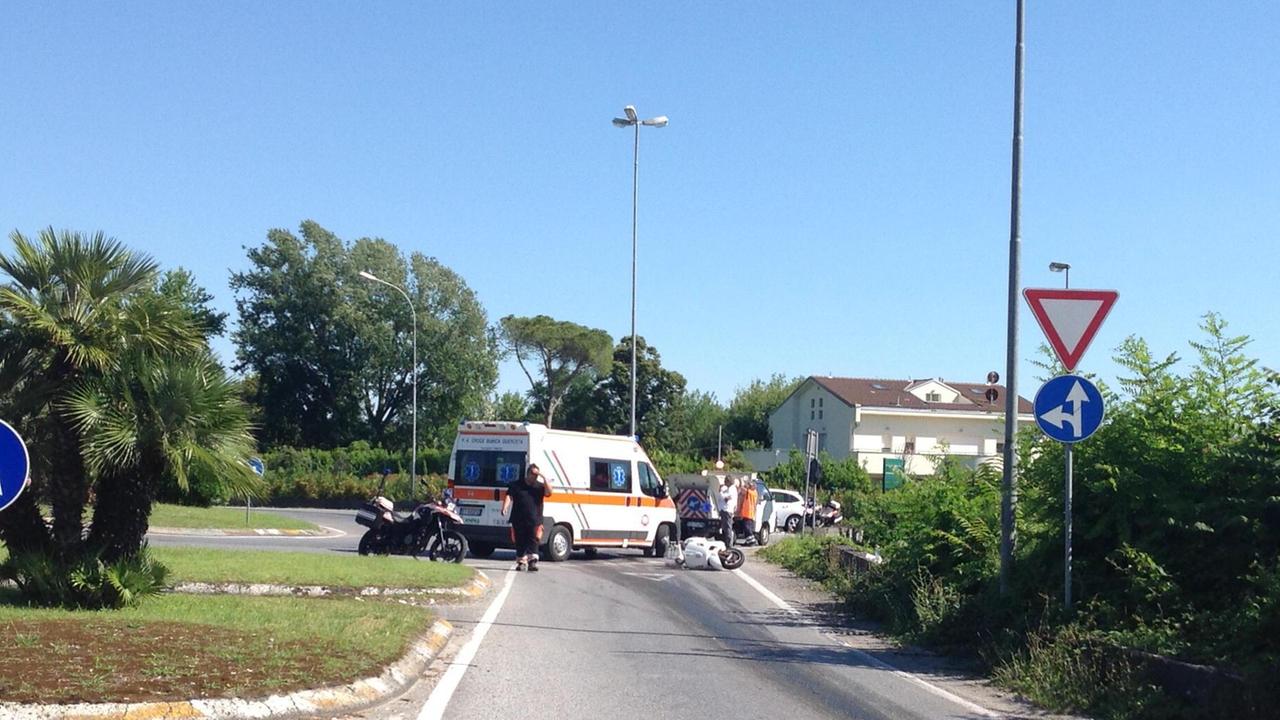 I primi soccorsi allo scooter alla rotonda di via di Scorrimento a Forte