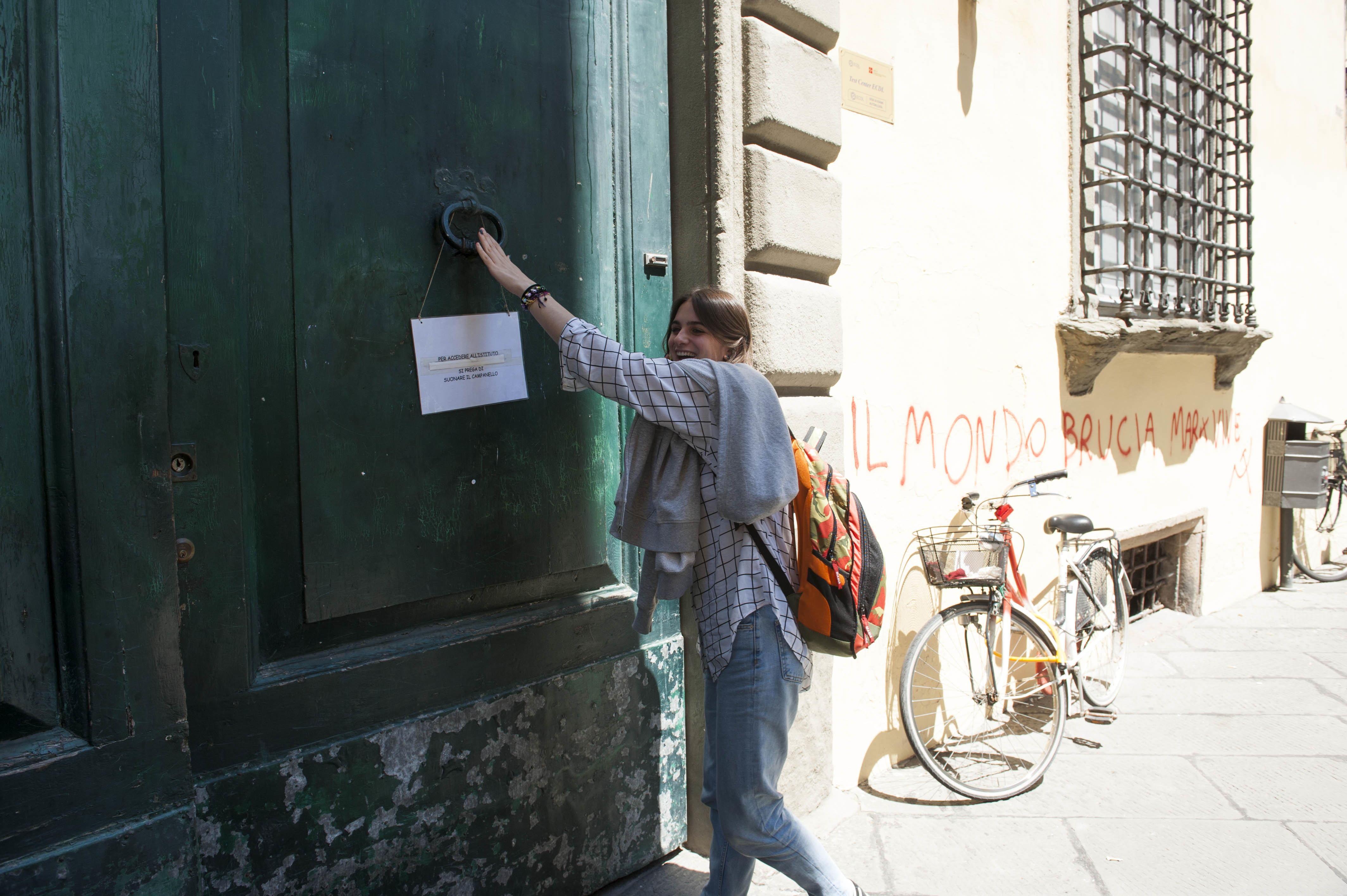 Una maturanda all'uscita del liceo Machiavelli