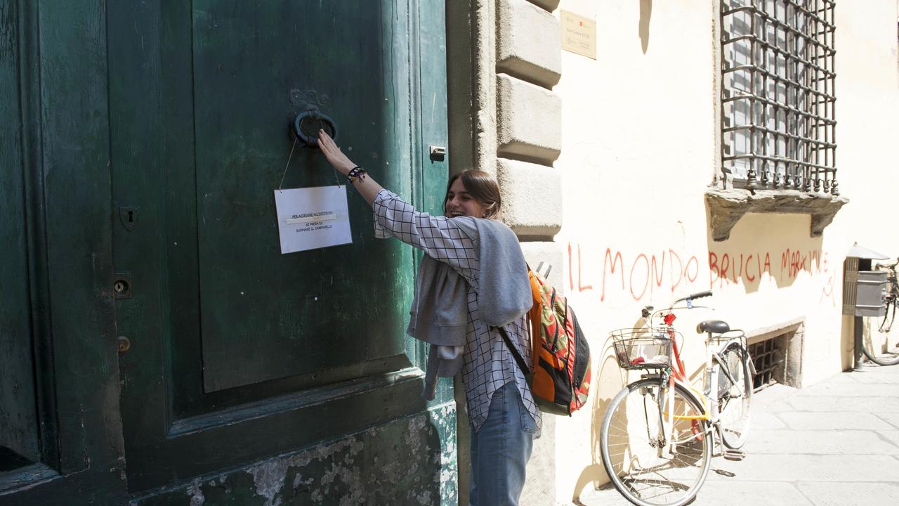 Una maturanda all'uscita del liceo Machiavelli