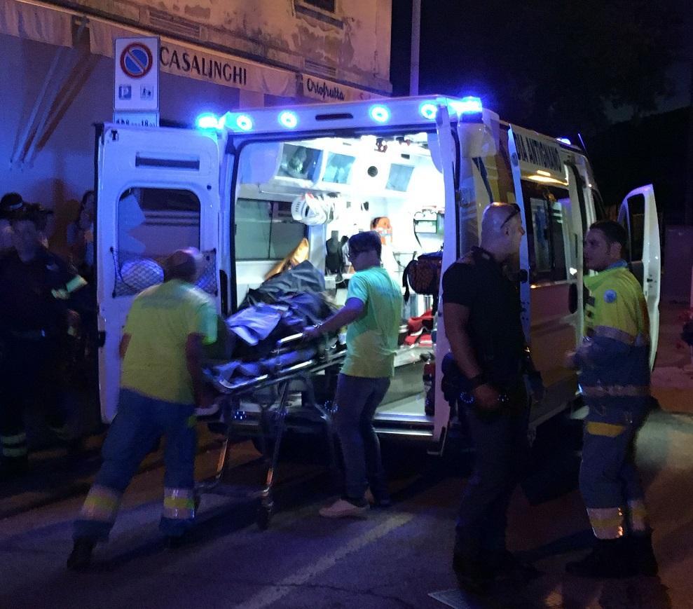 I soccorsi da parte dei volontari della Misericordia di Antignano (foto Alberto Bonsignori)