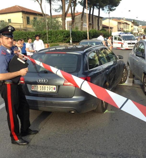 Auto in fuga provoca incidente: 3 feriti 