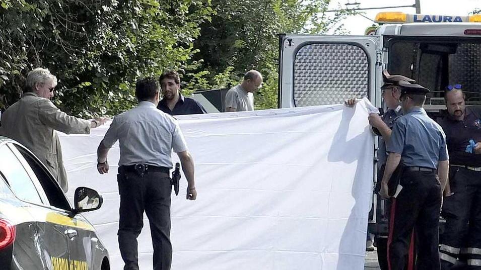 Morto sul colpo finanziere in moto contro guard-rail