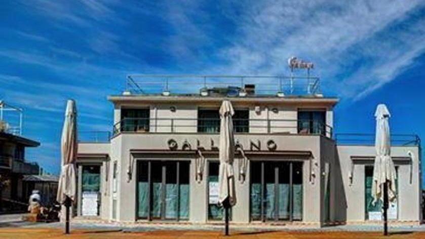 Il bar Galliano ristrutturato mostra il suo nuovo volto