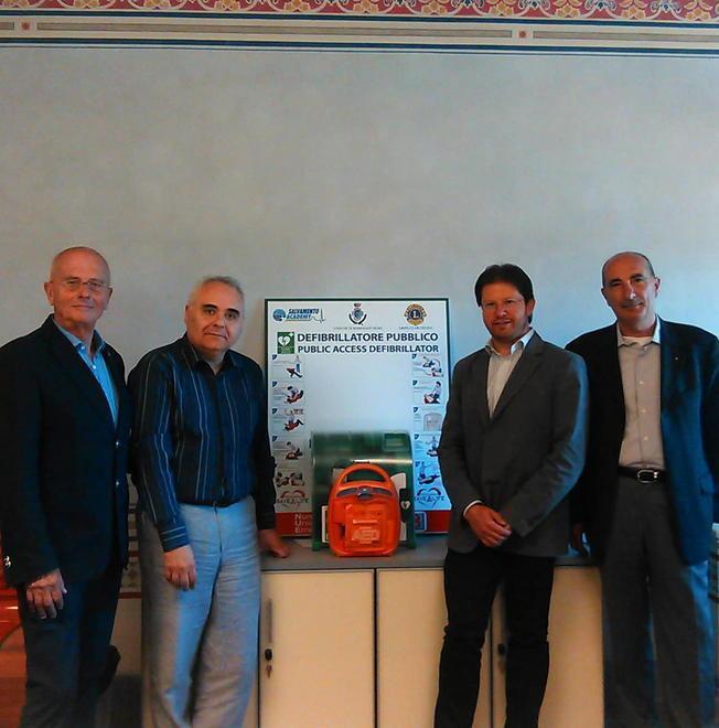 Il Lions dona al Comune due defibrillatori pubblici