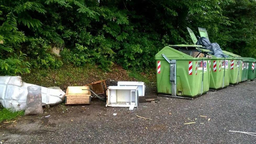 Rifiuti fuori dai cassonetti sul sito del Comune