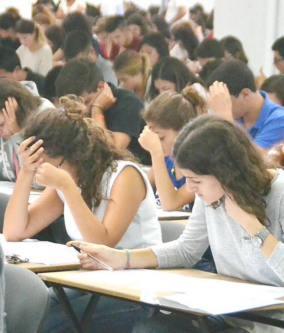 In fila anche tanti livornesi, «ma è dura...»