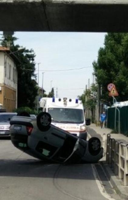 Scontro tra auto all’incrocio Resta ferita una donna