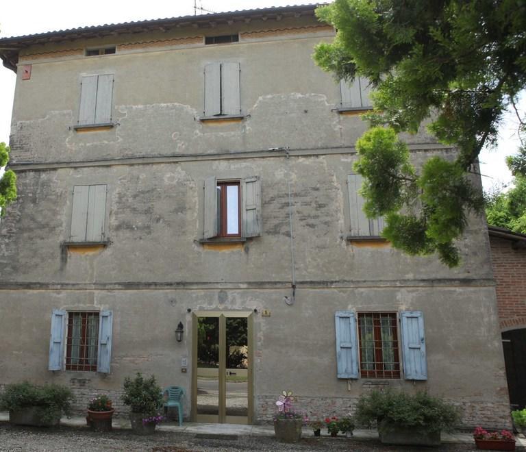 Cade dalle scale, grave un 80enne 