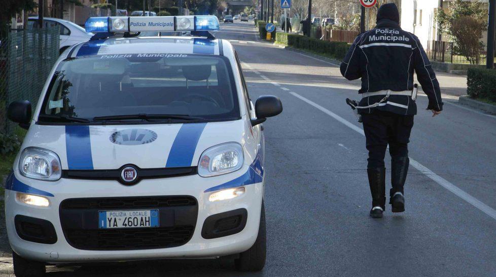Centra i vigili con la macchina e dice: «Mangiamo un gelato?»