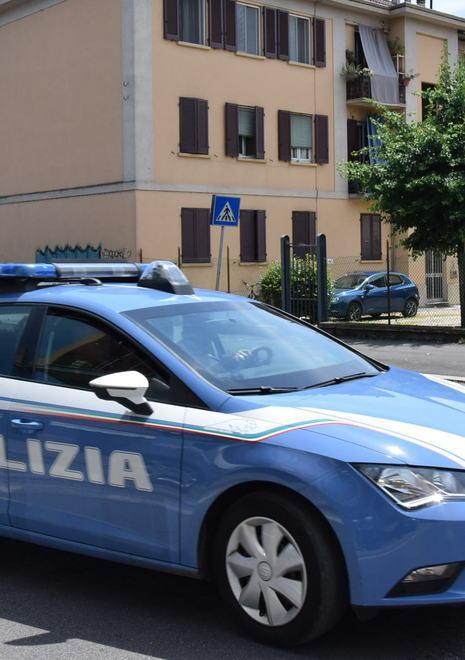 Sotto il palazzo lo zaino con una pistola 