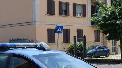 Sotto il palazzo lo zaino con una pistola